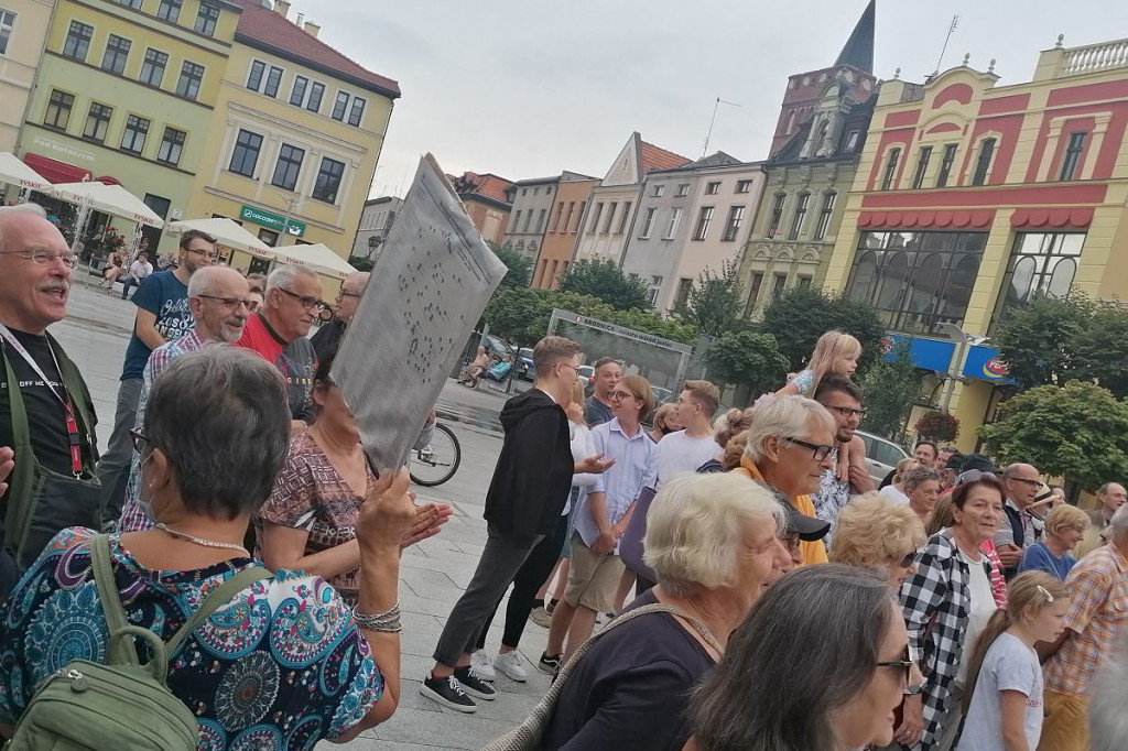 Brodnica. Pikieta na Dużym Rynku w obronie TVN [ZDJĘCIA]