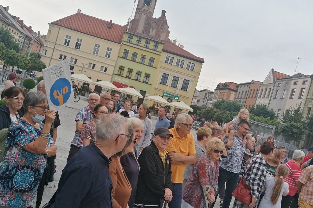 Brodnica. Pikieta na Dużym Rynku w obronie TVN [ZDJĘCIA]
