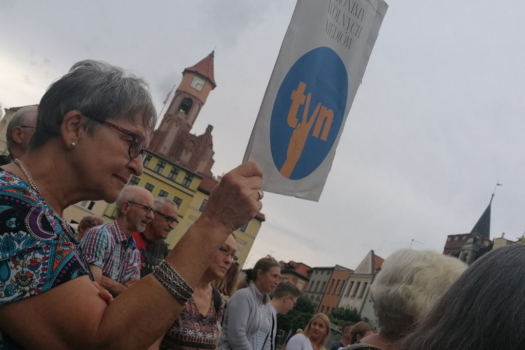 Brodnica. Pikieta na Dużym Rynku w obronie TVN [ZDJĘCIA]