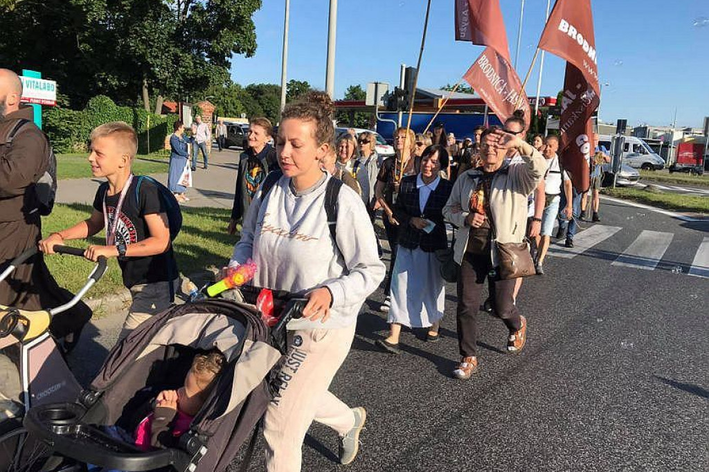 360 kilometrów pieszo z Brodnicy na Jasną Górę. Najmłodszy pielgrzym miał 3 lata [ZDJĘCIA]