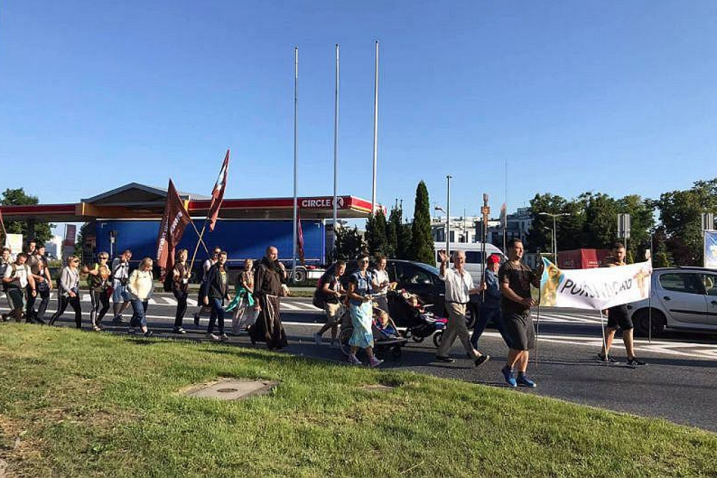 360 kilometrów pieszo z Brodnicy na Jasną Górę. Najmłodszy pielgrzym miał 3 lata [ZDJĘCIA]