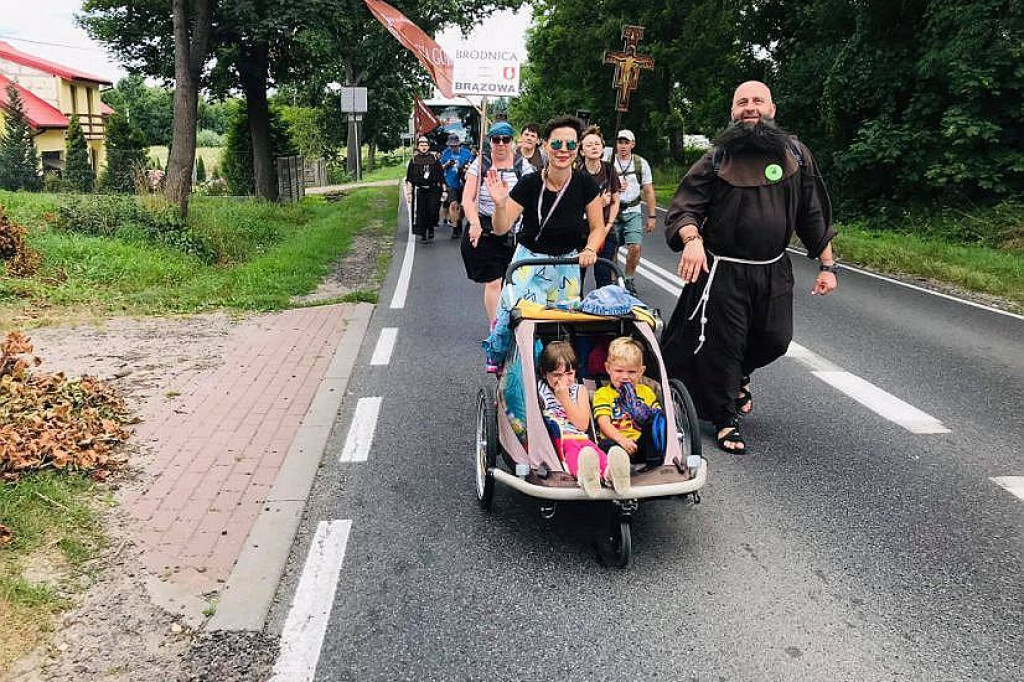360 kilometrów pieszo z Brodnicy na Jasną Górę. Najmłodszy pielgrzym miał 3 lata [ZDJĘCIA]