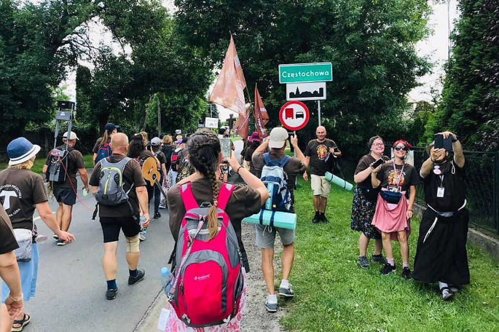 360 kilometrów pieszo z Brodnicy na Jasną Górę. Najmłodszy pielgrzym miał 3 lata [ZDJĘCIA]