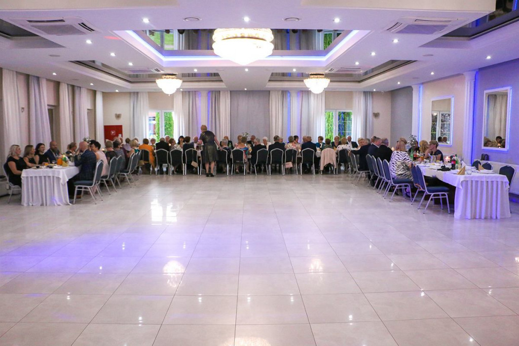 W Brzoziu zorganizowano bal dla seniorów. A teraz wszyscy pójdą... do sauny [ZDJĘCIA]
