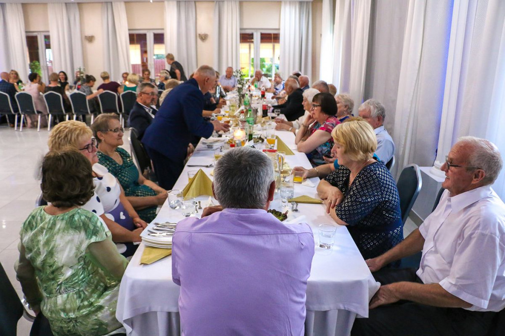 W Brzoziu zorganizowano bal dla seniorów. A teraz wszyscy pójdą... do sauny [ZDJĘCIA]