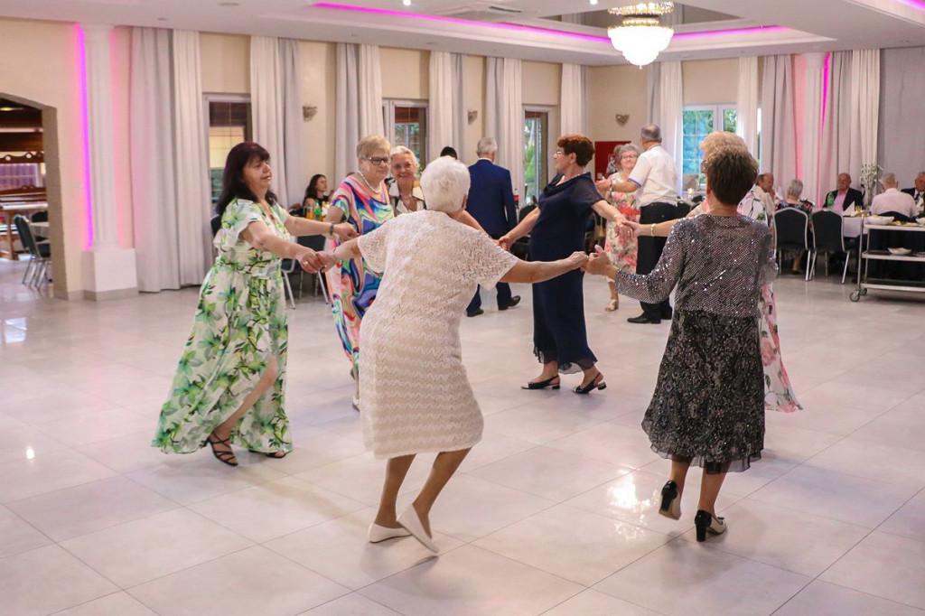 W Brzoziu zorganizowano bal dla seniorów. A teraz wszyscy pójdą... do sauny [ZDJĘCIA]