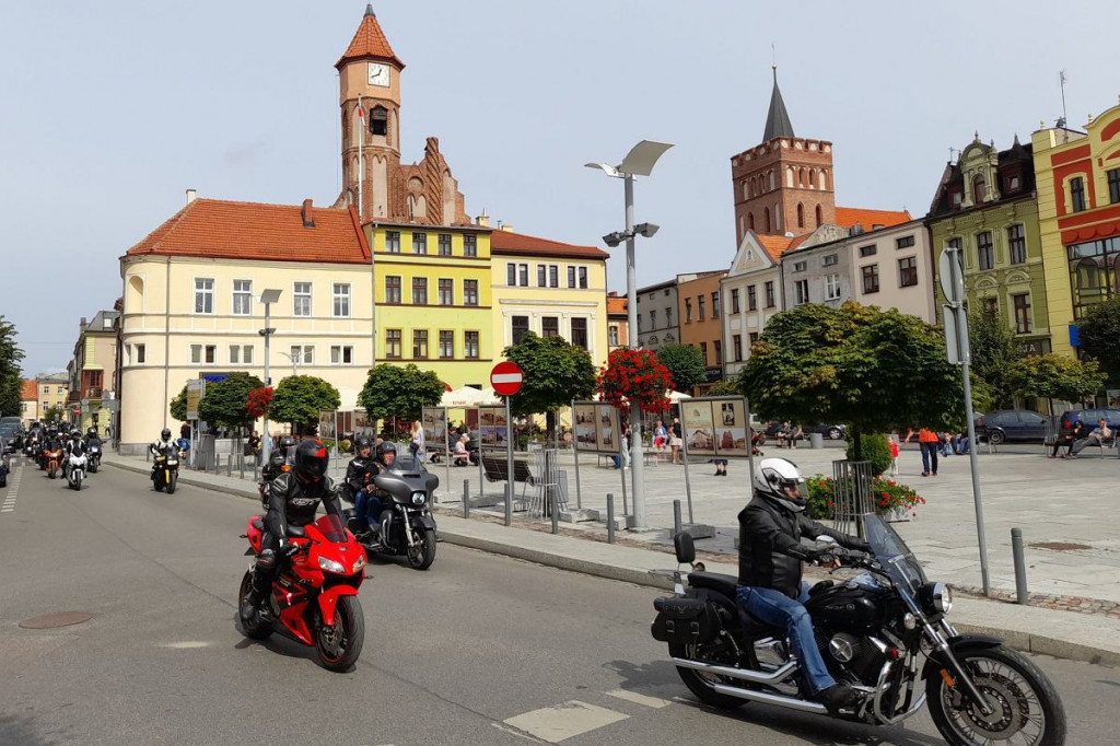 Motocykliści tłumnie przejechali przez Brodnicę. Wieczorem koncerty [ZDJĘCIA]