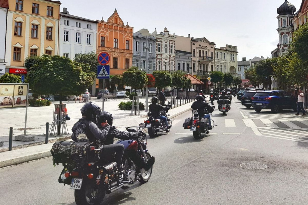 Motocykliści tłumnie przejechali przez Brodnicę. Wieczorem koncerty [ZDJĘCIA]
