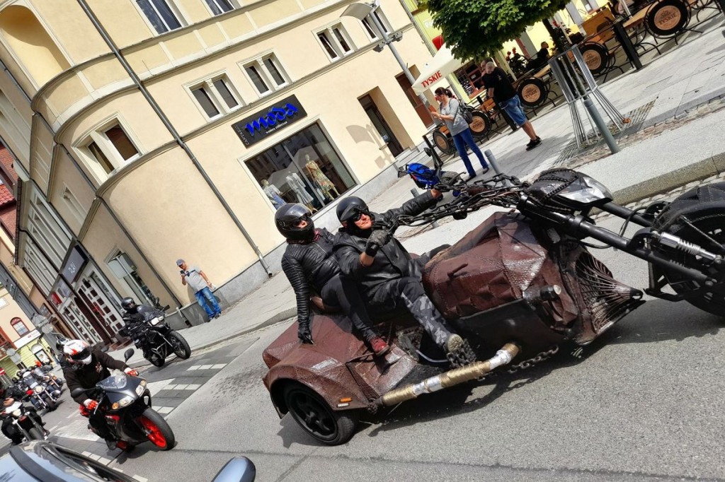 Motocykliści tłumnie przejechali przez Brodnicę. Wieczorem koncerty [ZDJĘCIA]