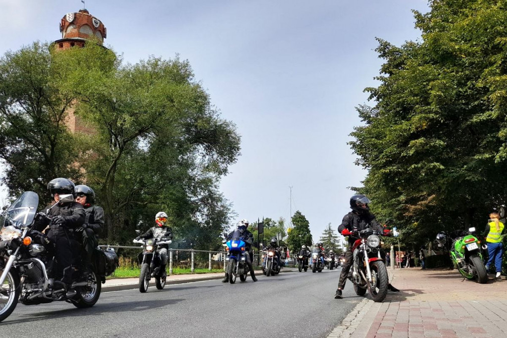Motocykliści tłumnie przejechali przez Brodnicę. Wieczorem koncerty [ZDJĘCIA]