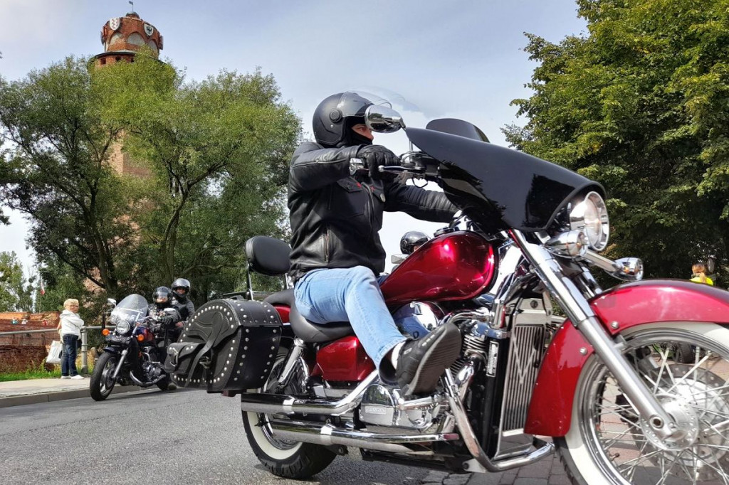 Motocykliści tłumnie przejechali przez Brodnicę. Wieczorem koncerty [ZDJĘCIA]