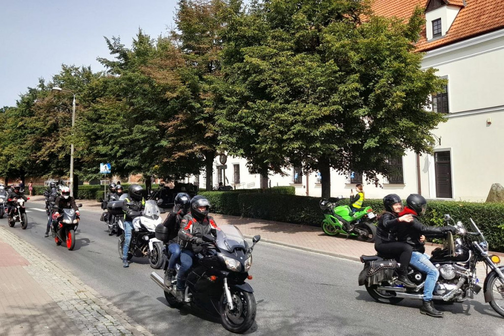 Motocykliści tłumnie przejechali przez Brodnicę. Wieczorem koncerty [ZDJĘCIA]