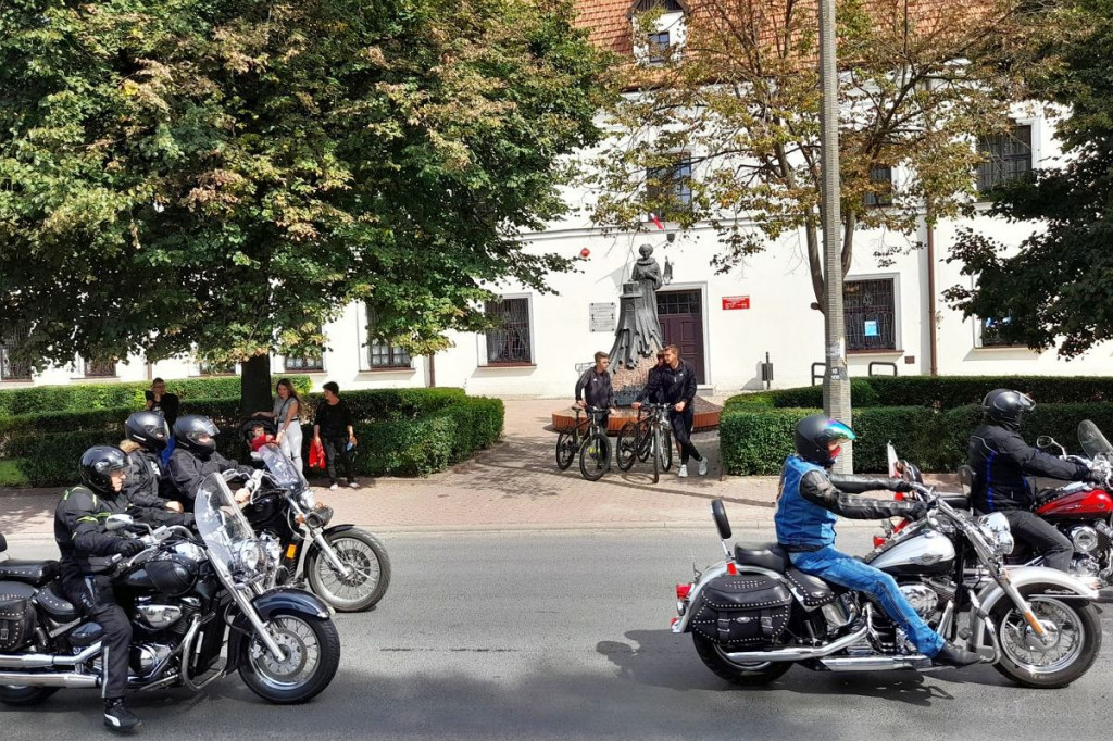 Motocykliści tłumnie przejechali przez Brodnicę. Wieczorem koncerty [ZDJĘCIA]