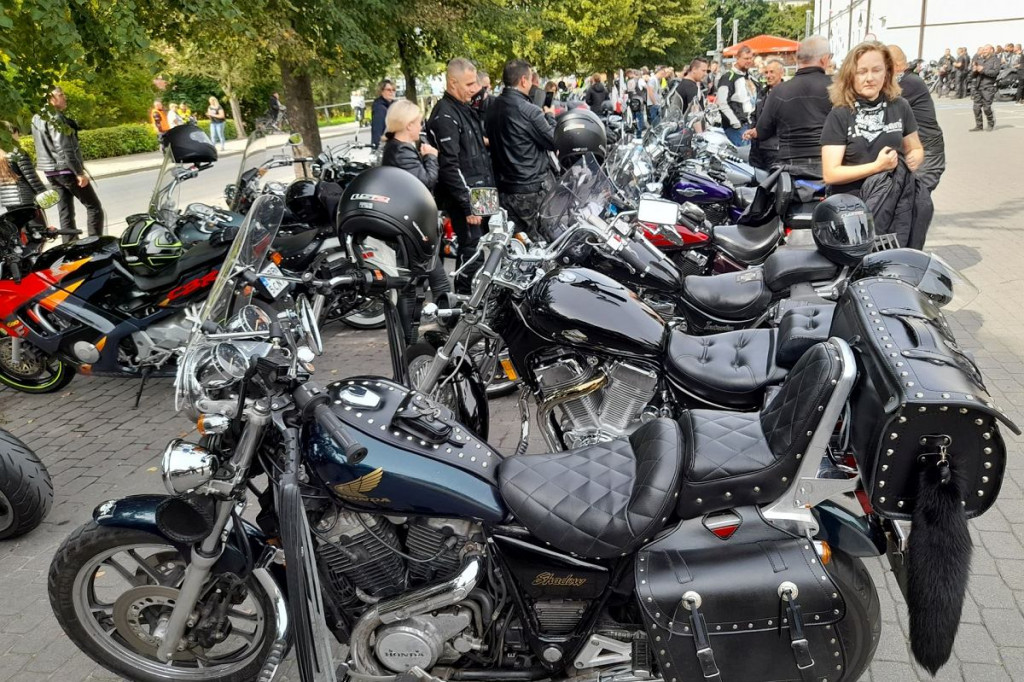 Motocykliści tłumnie przejechali przez Brodnicę. Wieczorem koncerty [ZDJĘCIA]