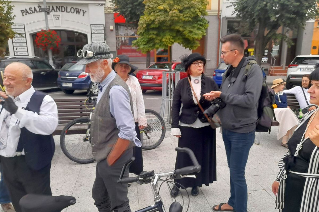 Brodnica. Kawalkada rowerzystów przejechała ulicami miasta. Wielu w oryginalnych strojach [ZDJĘCIA]