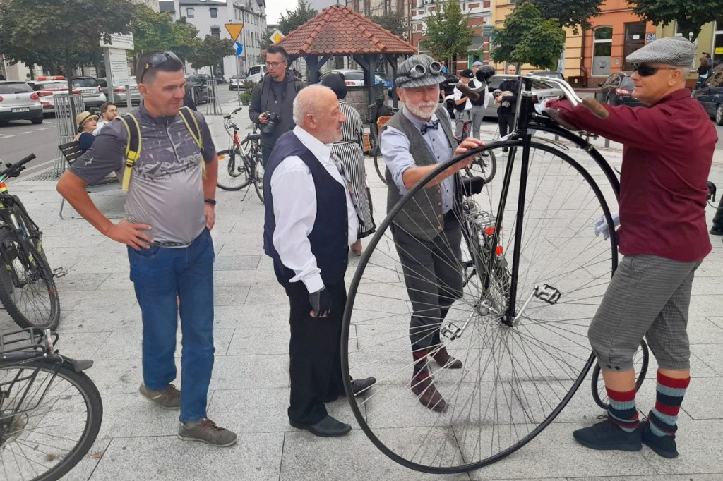 Brodnica. Kawalkada rowerzystów przejechała ulicami miasta. Wielu w oryginalnych strojach [ZDJĘCIA]