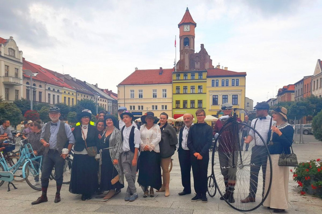 Brodnica. Kawalkada rowerzystów przejechała ulicami miasta. Wielu w oryginalnych strojach [ZDJĘCIA]
