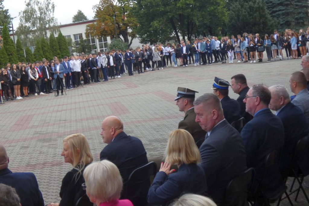 Brodnica. Nowe boisko na nowy rok szkolny, a nowych uczniów mniej niż przed rokiem [ZDJĘCIA]