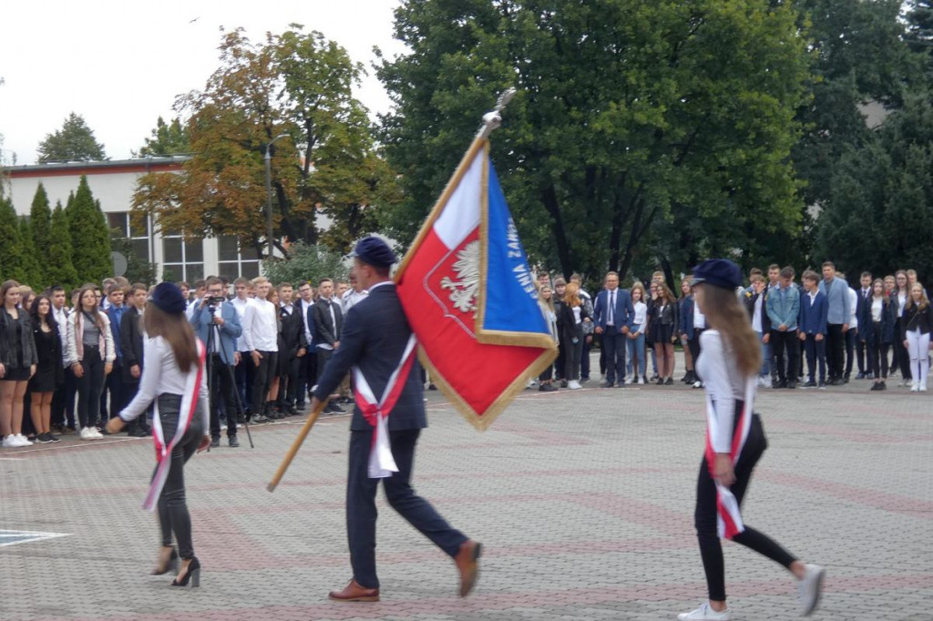 Brodnica. Nowe boisko na nowy rok szkolny, a nowych uczniów mniej niż przed rokiem [ZDJĘCIA]