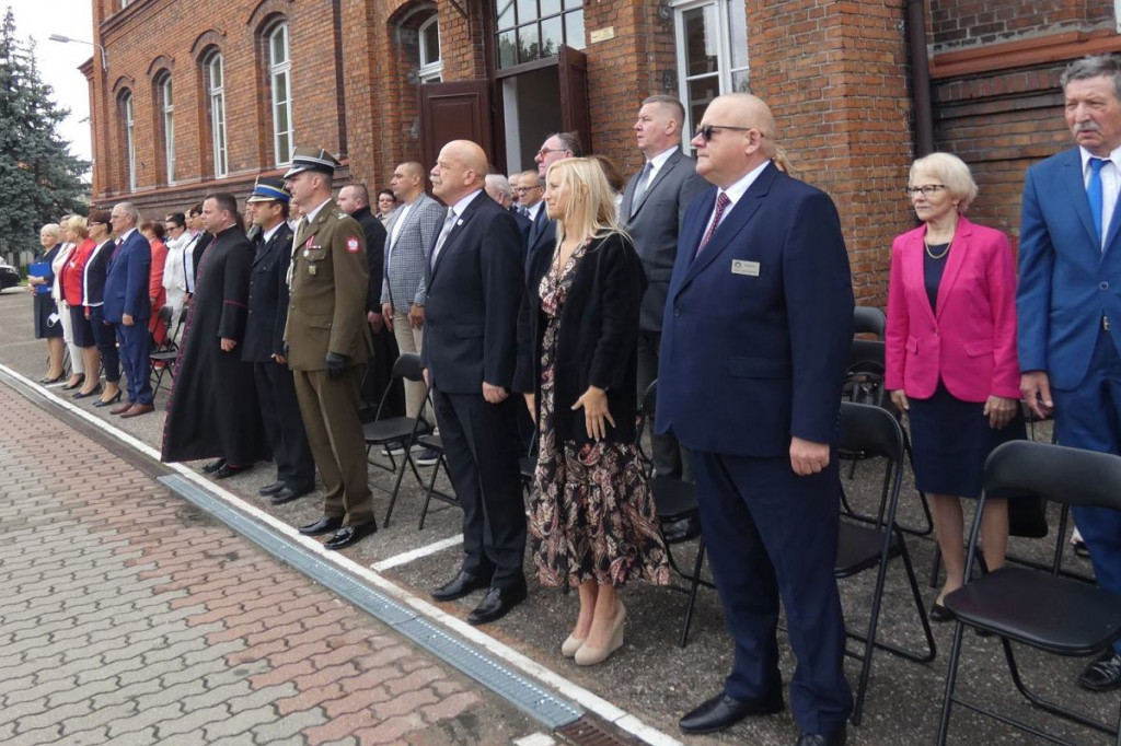 Brodnica. Nowe boisko na nowy rok szkolny, a nowych uczniów mniej niż przed rokiem [ZDJĘCIA]