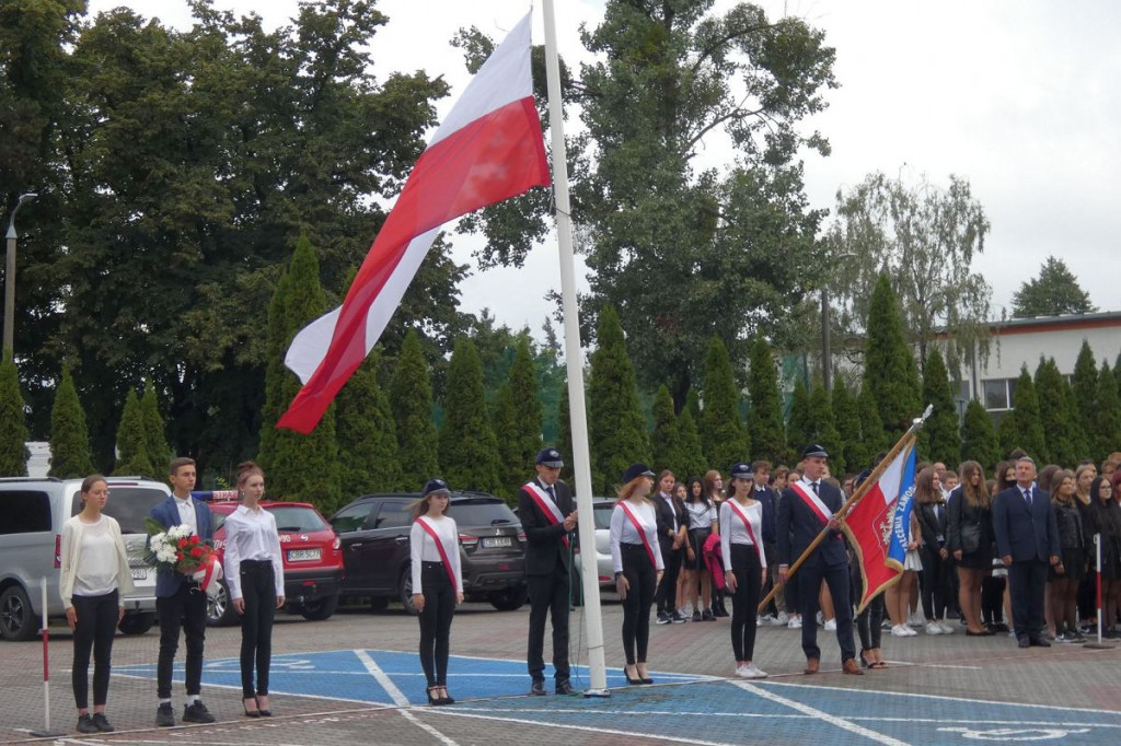 Brodnica. Nowe boisko na nowy rok szkolny, a nowych uczniów mniej niż przed rokiem [ZDJĘCIA]