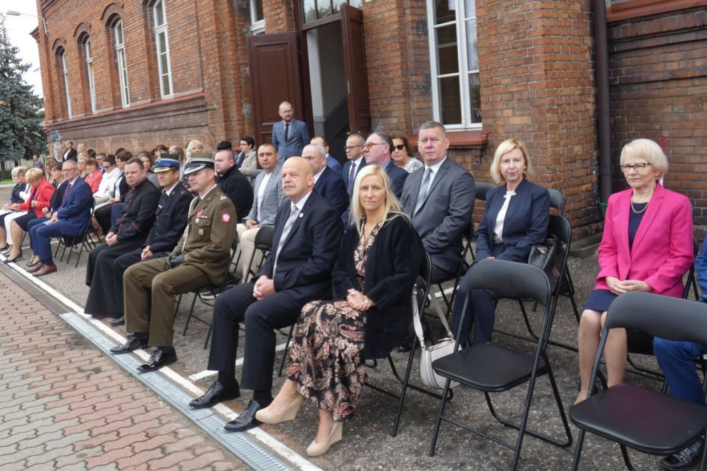 Brodnica. Nowe boisko na nowy rok szkolny, a nowych uczniów mniej niż przed rokiem [ZDJĘCIA]