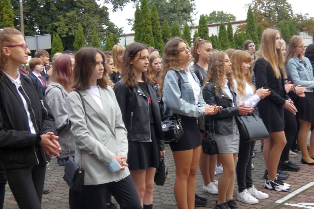 Brodnica. Nowe boisko na nowy rok szkolny, a nowych uczniów mniej niż przed rokiem [ZDJĘCIA]