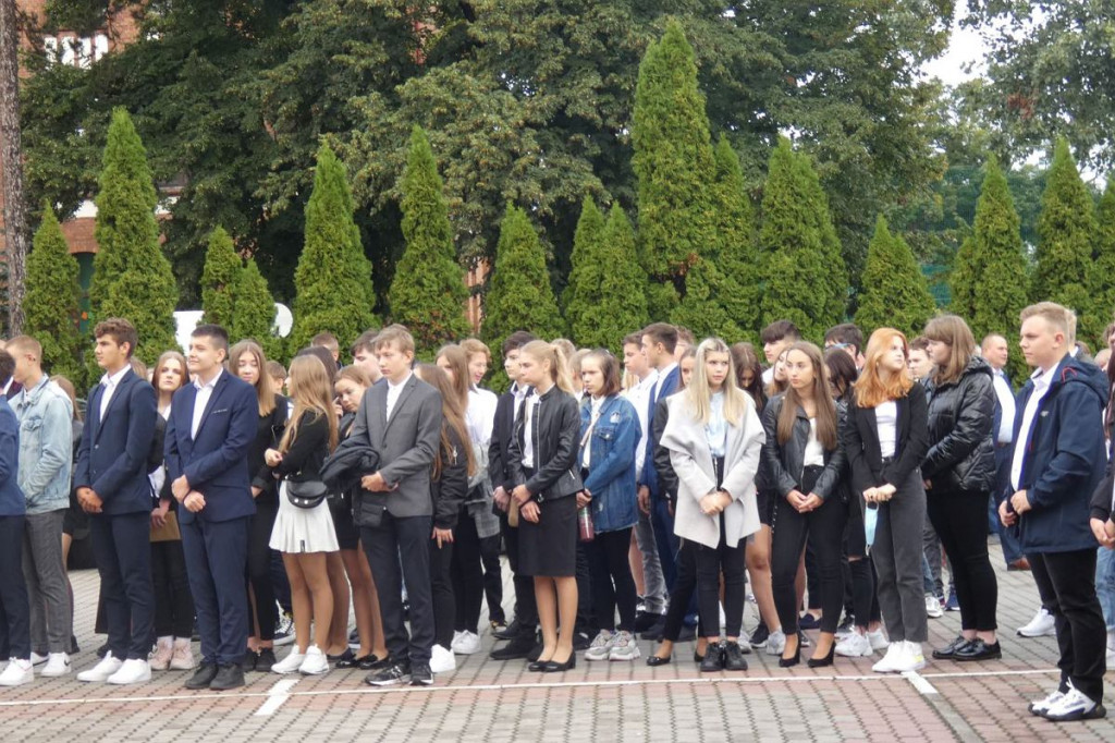Brodnica. Nowe boisko na nowy rok szkolny, a nowych uczniów mniej niż przed rokiem [ZDJĘCIA]