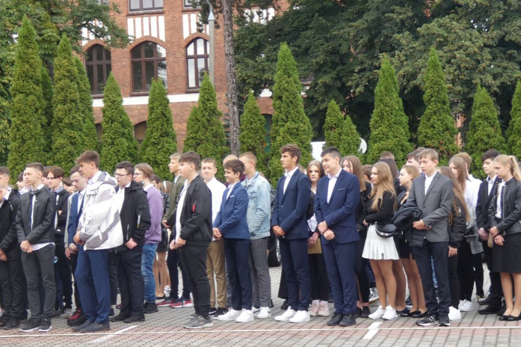 Brodnica. Nowe boisko na nowy rok szkolny, a nowych uczniów mniej niż przed rokiem [ZDJĘCIA]