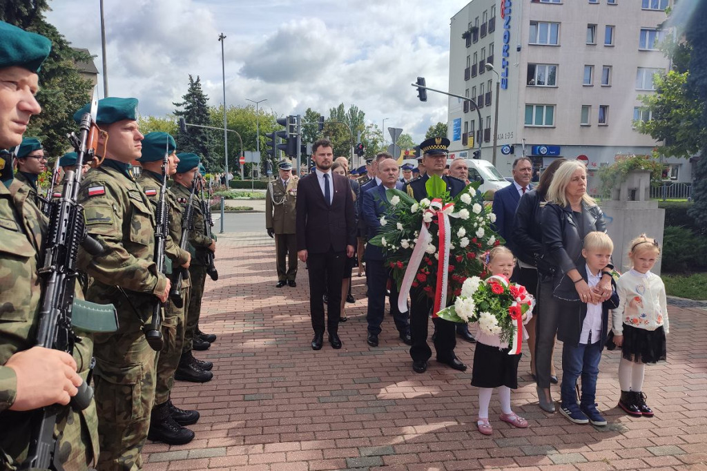Brodnica. Kwiaty pod pomnikiem składali samorządowcy i dyrektorzy. Była też delegacja PiS i przedszkolaki [ZDJĘCIA]