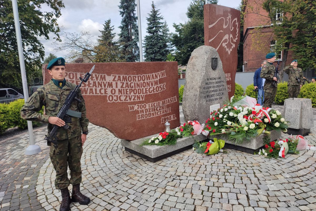 Brodnica. Kwiaty pod pomnikiem składali samorządowcy i dyrektorzy. Była też delegacja PiS i przedszkolaki [ZDJĘCIA]