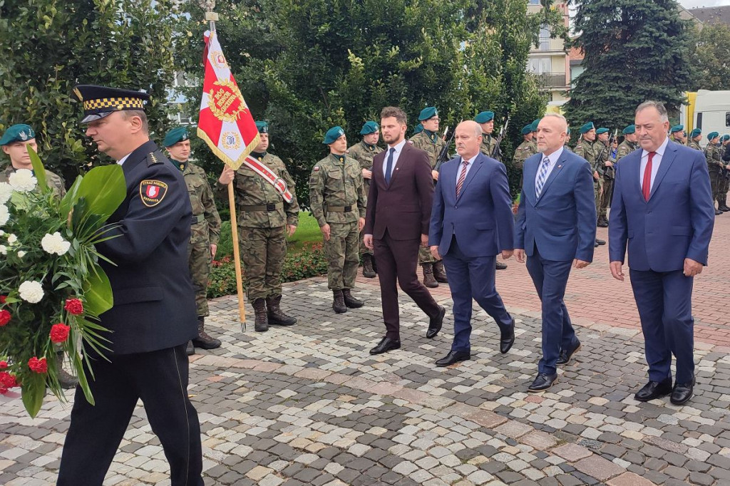 Brodnica. Kwiaty pod pomnikiem składali samorządowcy i dyrektorzy. Była też delegacja PiS i przedszkolaki [ZDJĘCIA]