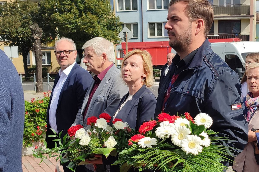 Brodnica. Kwiaty pod pomnikiem składali samorządowcy i dyrektorzy. Była też delegacja PiS i przedszkolaki [ZDJĘCIA]