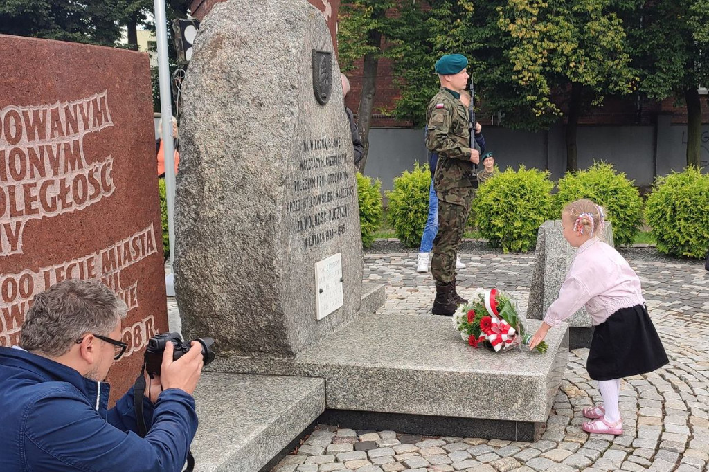 Brodnica. Kwiaty pod pomnikiem składali samorządowcy i dyrektorzy. Była też delegacja PiS i przedszkolaki [ZDJĘCIA]