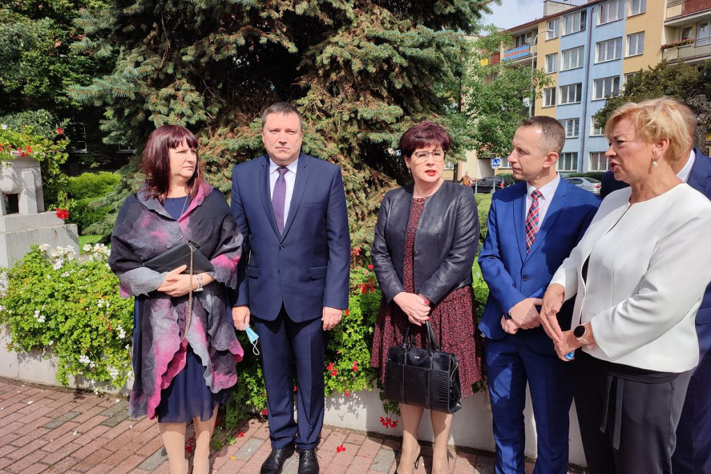 Brodnica. Kwiaty pod pomnikiem składali samorządowcy i dyrektorzy. Była też delegacja PiS i przedszkolaki [ZDJĘCIA]