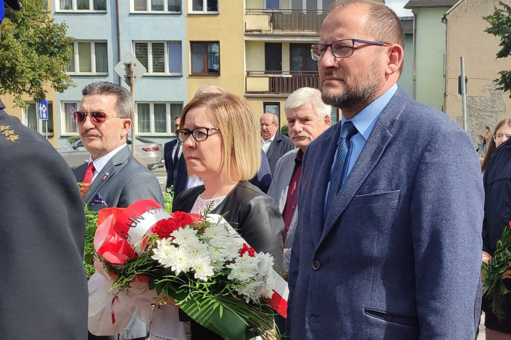 Brodnica. Kwiaty pod pomnikiem składali samorządowcy i dyrektorzy. Była też delegacja PiS i przedszkolaki [ZDJĘCIA]