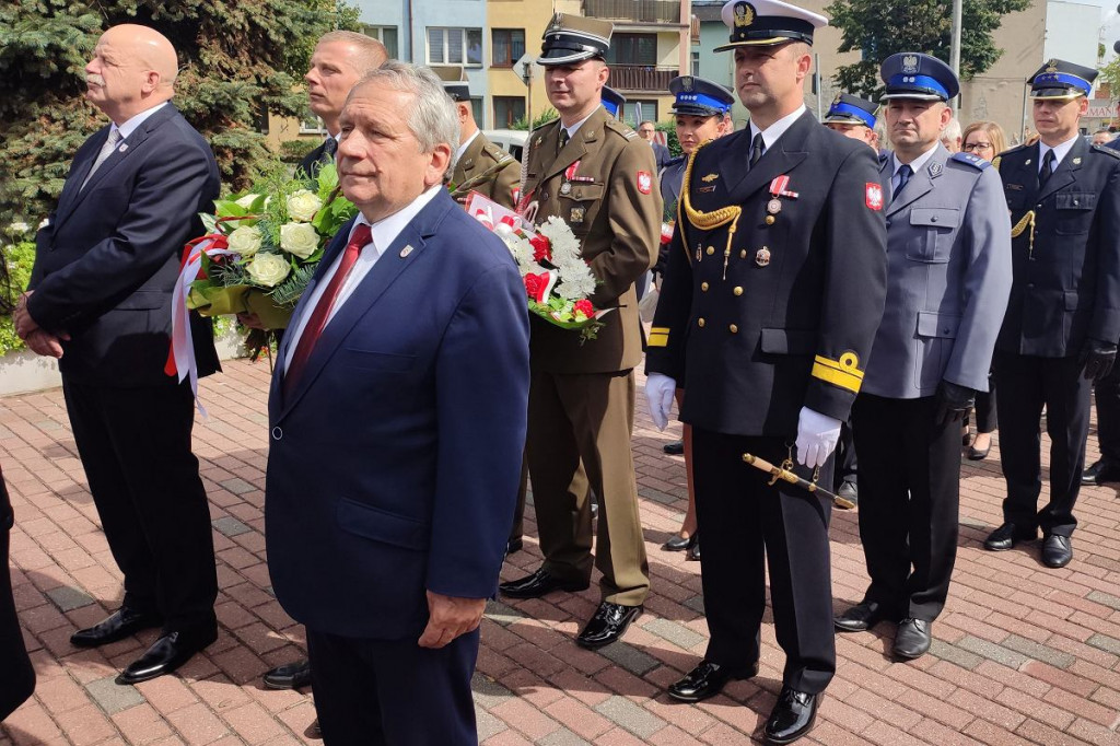 Brodnica. Kwiaty pod pomnikiem składali samorządowcy i dyrektorzy. Była też delegacja PiS i przedszkolaki [ZDJĘCIA]