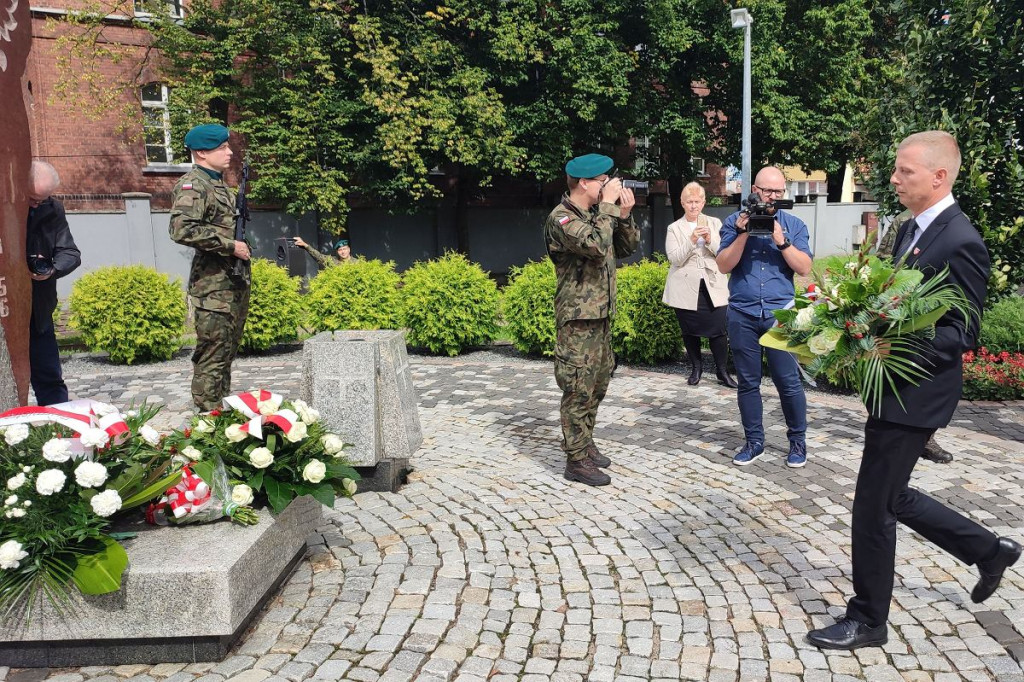 Brodnica. Kwiaty pod pomnikiem składali samorządowcy i dyrektorzy. Była też delegacja PiS i przedszkolaki [ZDJĘCIA]
