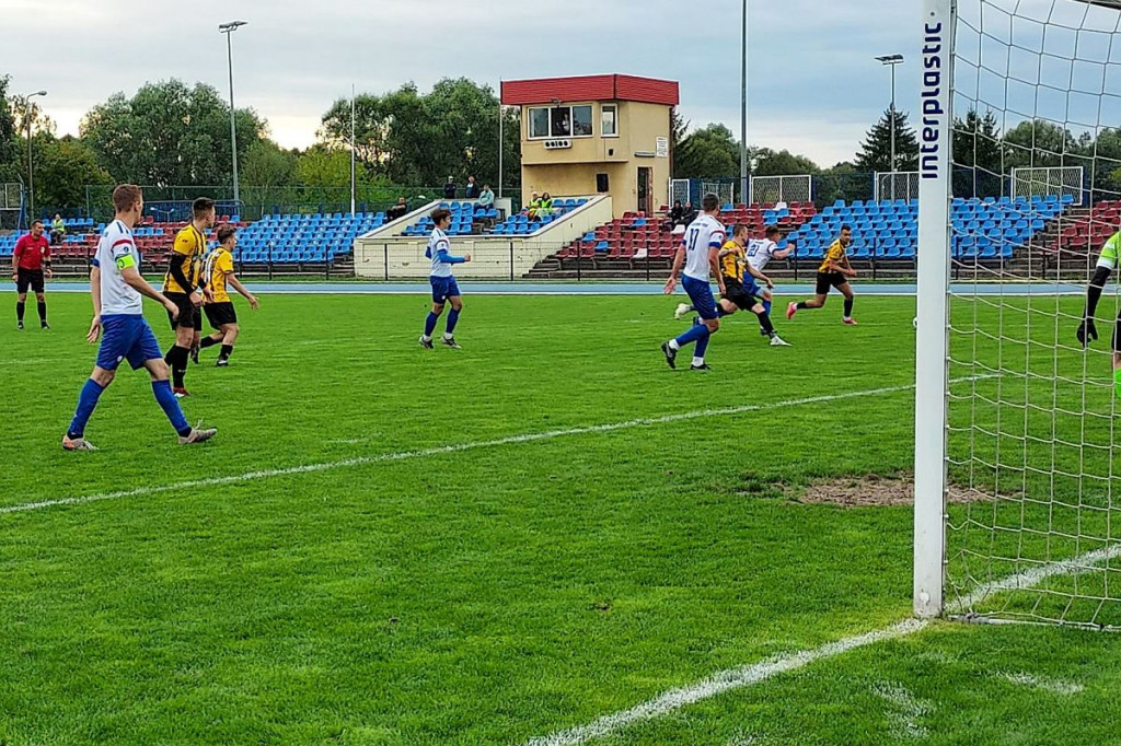 Brodnica. Sparta na boisku i w szatni. Męskie torsy i tablica do ustalania taktyki [ZDJĘCIA]