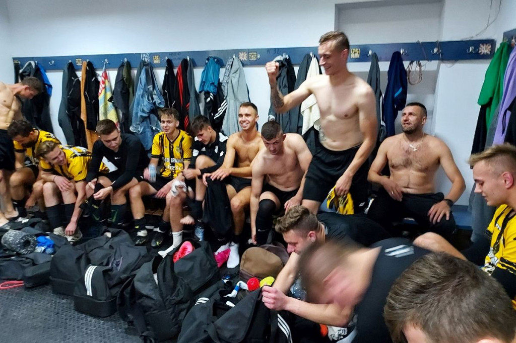 Brodnica. Sparta na boisku i w szatni. Męskie torsy i tablica do ustalania taktyki [ZDJĘCIA]