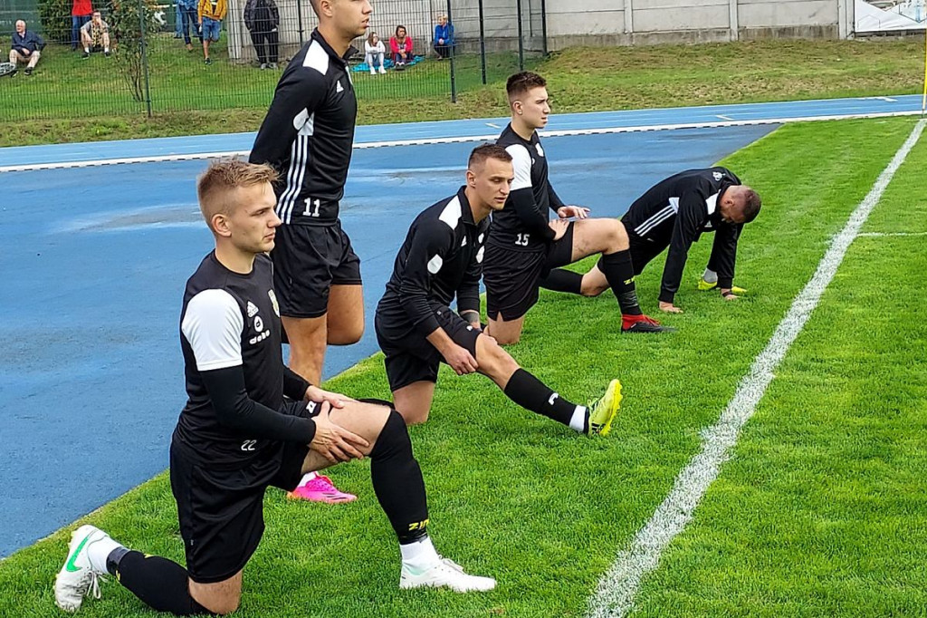 Brodnica. Sparta na boisku i w szatni. Męskie torsy i tablica do ustalania taktyki [ZDJĘCIA]