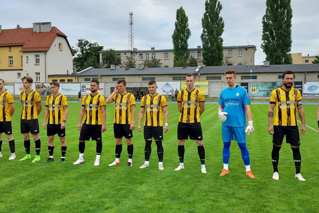 Brodnica. Sparta na boisku i w szatni. Męskie torsy i tablica do ustalania taktyki [ZDJĘCIA]