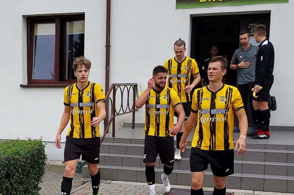 Brodnica. Sparta na boisku i w szatni. Męskie torsy i tablica do ustalania taktyki [ZDJĘCIA]
