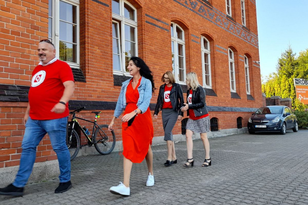 Brodnica. Transparenty na ulicy Sądowej. Protestują pracownicy sądu i prokuratury