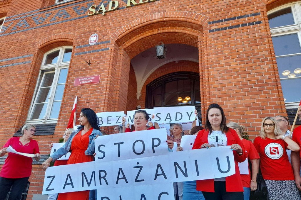 Brodnica. Transparenty na ulicy Sądowej. Protestują pracownicy sądu i prokuratury