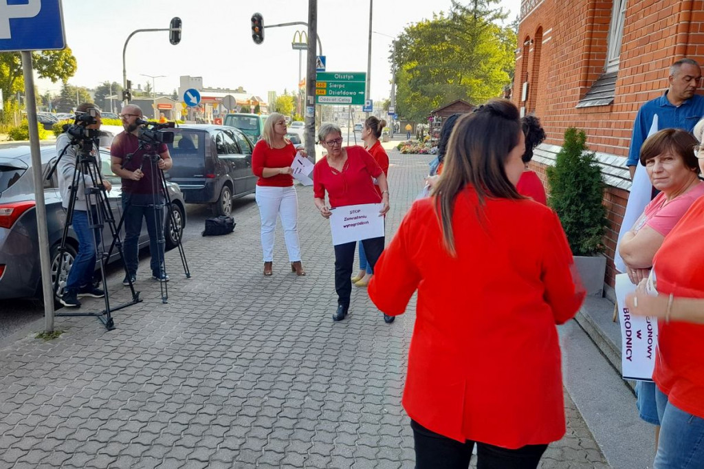 Brodnica. Transparenty na ulicy Sądowej. Protestują pracownicy sądu i prokuratury