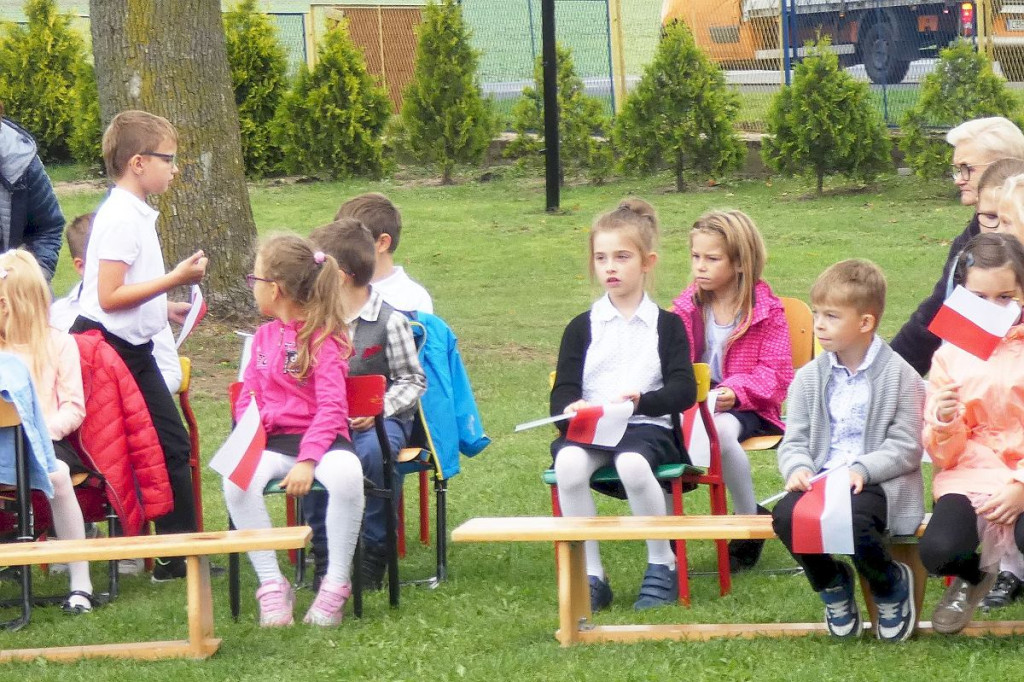 Brodnica i okolice. W piątek do małej wsi przyjechali ludzie z MON, kuratorium, dowódca pułku. Co się stało? [ZDJĘCIA]