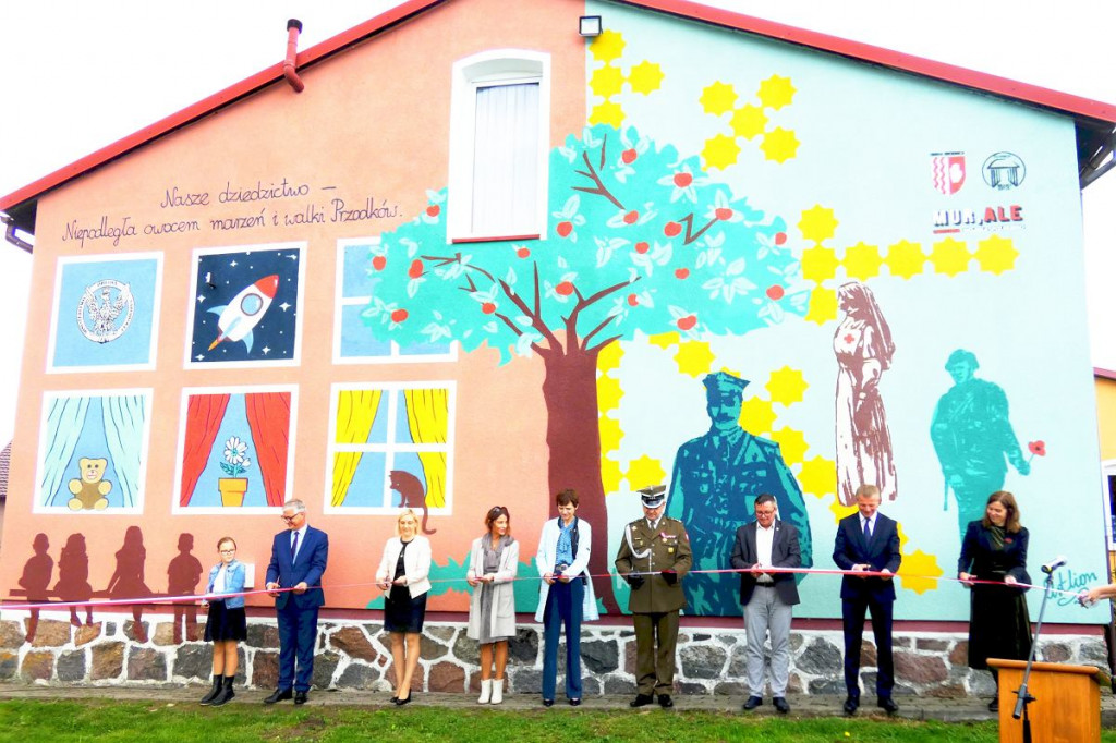 Brodnica i okolice. W piątek do małej wsi przyjechali ludzie z MON, kuratorium, dowódca pułku. Co się stało? [ZDJĘCIA]