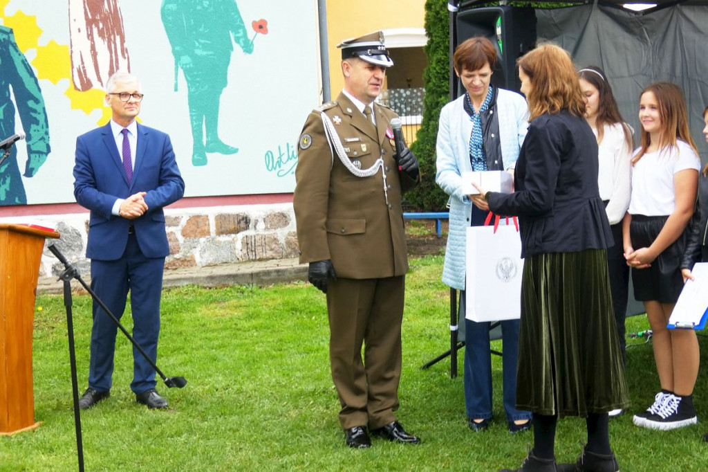 Brodnica i okolice. W piątek do małej wsi przyjechali ludzie z MON, kuratorium, dowódca pułku. Co się stało? [ZDJĘCIA]