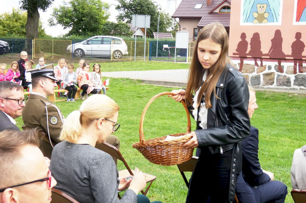 Brodnica i okolice. W piątek do małej wsi przyjechali ludzie z MON, kuratorium, dowódca pułku. Co się stało? [ZDJĘCIA]